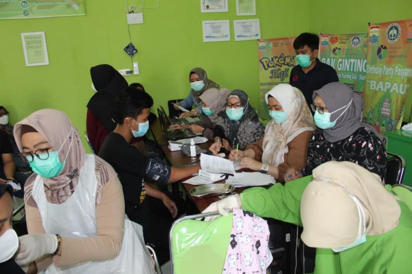 Rumah Zakat bersama Puskesmas 1 Ulu sebagai pusat layanan kesehatan masyarakat adakan vaksinasi massal. 