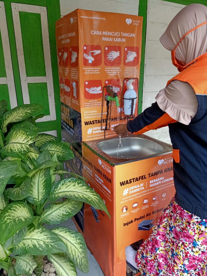 Rumah Zakat bersama warga Desa Sempu Kecamatan Kunduran Kabupaten Blora, membuat kreasi wastafel tanpa keran sehingga orang yang mencuci tangan tidak perlu melakukan kontak dengan pemutar keran.