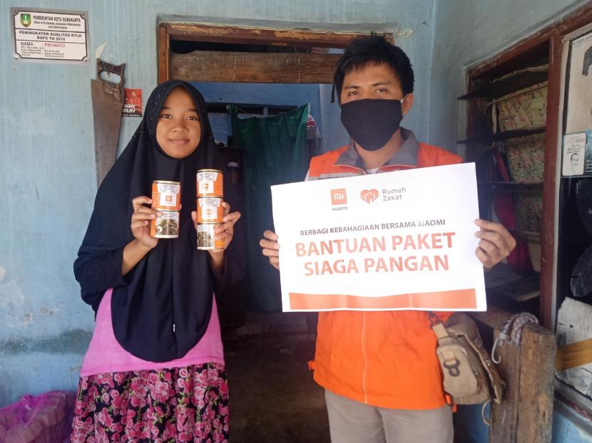 Rumah Zakat bersama Xiomi menyalurkan 50 paket siaga pangan disalurkan kepada 25 penerima manfaat keluarga dhuafa dan anak yatim di Banjarsari, Surakarta yang dilaksnakan pada Ahad (16/11).