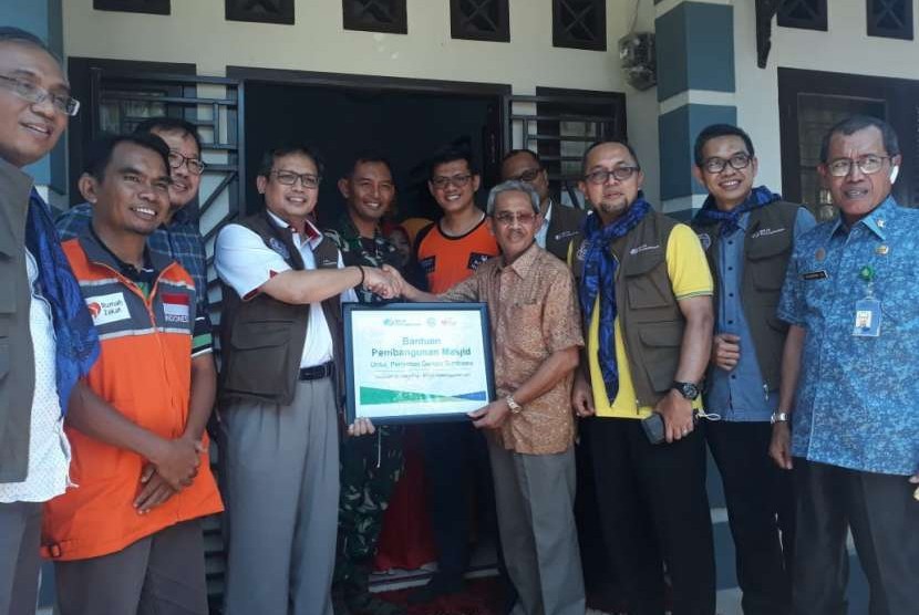 Rumah Zakat bersama Yayasan Al Maghfirah BPJS Ketenagakerjaan membantu renovasi sebuah Masjid Nurul Yaqin di Dusun Hijrah, Desa Usar Mapin, Kecamatan Alas Barat, Kabupaten Sumbawa, Nusa Tenggara Barat (NTB). 