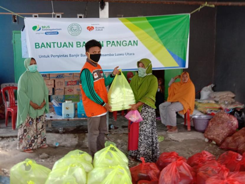 Rumah Zakat bersama Yayasan Al Maghfirah BPJS Ketenagakerjaan memberikan bantuan untuk korban banjir Luwu Utara.