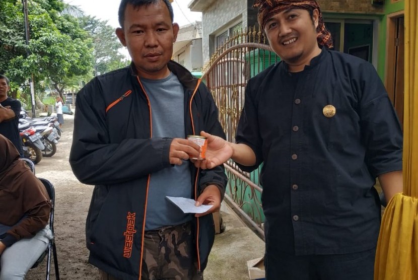 Rumah Zakat bersama Yayasan Badewa yang merupakan salah satu komunitas bela diri tradisional di Bandung membagikan 150 kaleng kornet sapi Superqurban.