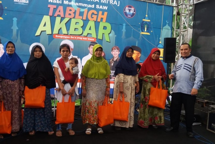 Rumah Zakat bersama yayasan Daarul Muttaqien menyalurkan 150 kaleng kornet sapi superqurban kepada 75 keluarga dhuafa.