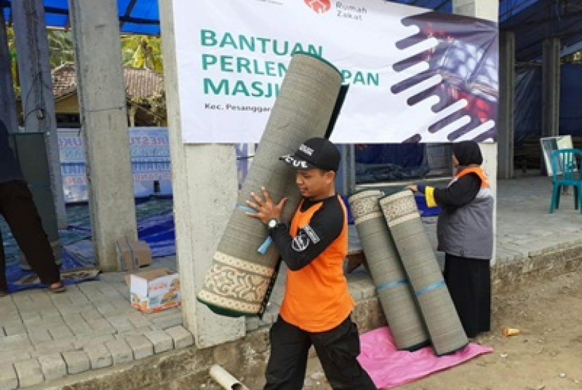 Rumah Zakat bersama YMM Freeport menyalurkan bantuan perlengkapan masjid di Dusun Krajan Desa Sarongan Kecamatan Pesanggaran Kabupaten Banyuwangi.