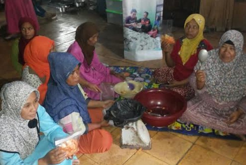 Rumah Zakat bersama ZIS Rohis Lintas Arta membentuk kelompok usaha untuk ibu rumah tangga di Desa Mekarmanik, Lebak, Banten.