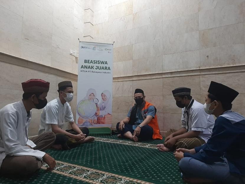 Rumah Zakat bersinergi dengan Majelis Taklim Ulul Albab, dan PT Rekayasa Industri kembali mengadakan kegiatan pembinaan di Masjid Al-Muttaqin, Kalibata, Jakarta Selatan pada Sabtu sore (12/3/2022). Kegiatan itu untuk anak-anak para penerima manfaat program Beasiswa Anak Juara.