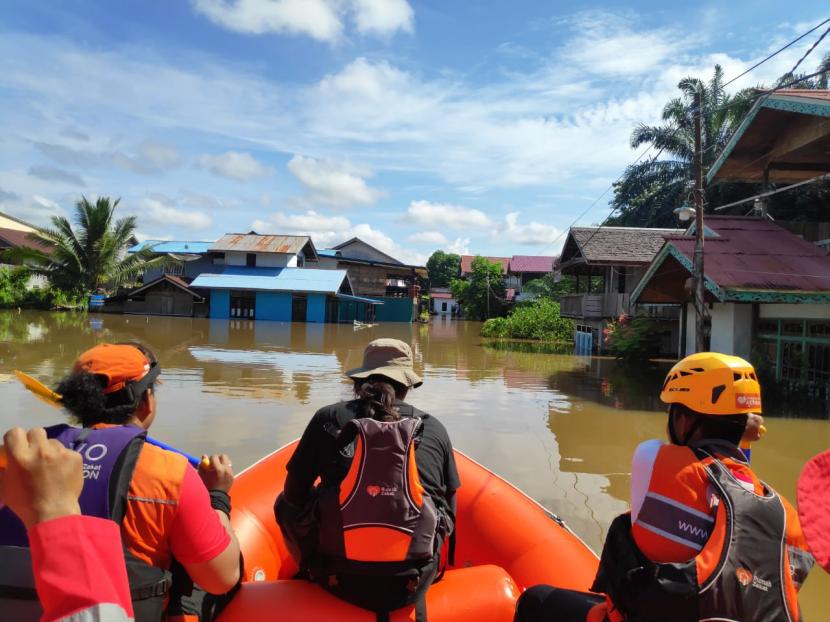 Rumah Zakat  berupaya merespons bencana banjir dengan menyiagakan perahu karet untuk evakuasi warga terdampak banjir Melawi.