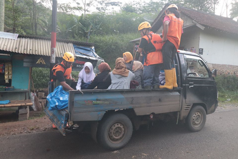 Rumah Zakat buka layanan antar-jemput sekolah bantu warga terdampak longsor di Kabupaten Lebak.