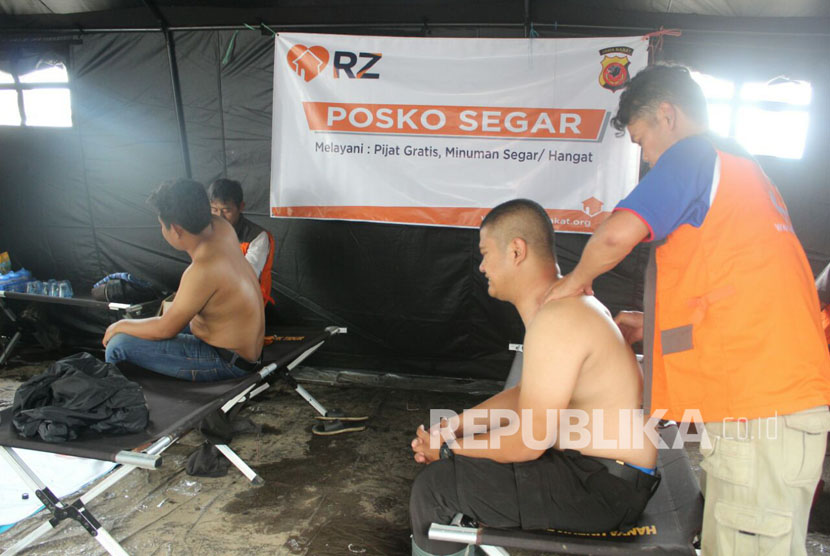 Rumah Zakat buka layanan pijat gratis untuk relawan bencana di Garut.