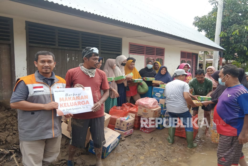 Rumah Zakat cab Aceh menyalurkan bantuan paket Berbagi Makanan Keluarga kepada 150 warga terdampak banjir yang cukup parah di Desa Meunasah Lhok Kec Meureudu Kab Pidie Jaya, Sabtu (6/12/2025).