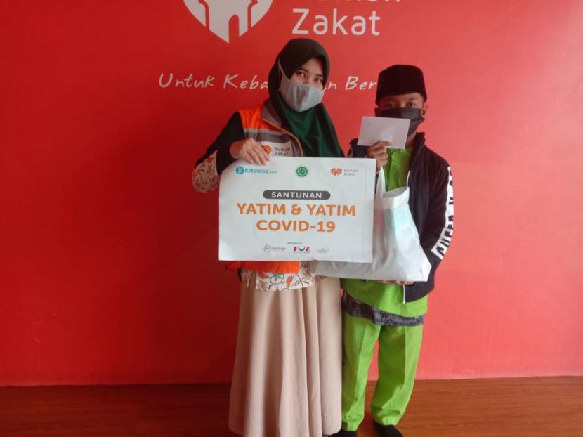 Rumah Zakat cabang Batam menyalurkan bantuan berupa 10 paket sembako dan santunan untuk anak juara yatim yang ada di kota Batam, Jum’at (26/11). 