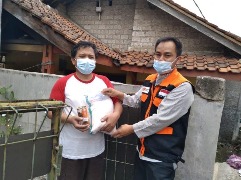 Rumah Zakat cabang Cimahi menyalurkan bantuan kepada warga yang sedang isoman .