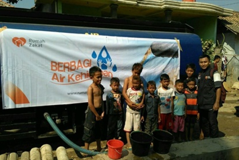 Rumah Zakat Cilegon menyalurkan bantuan air bersih di 2 wilayah terdampak kekeringan di Serang, Banten.