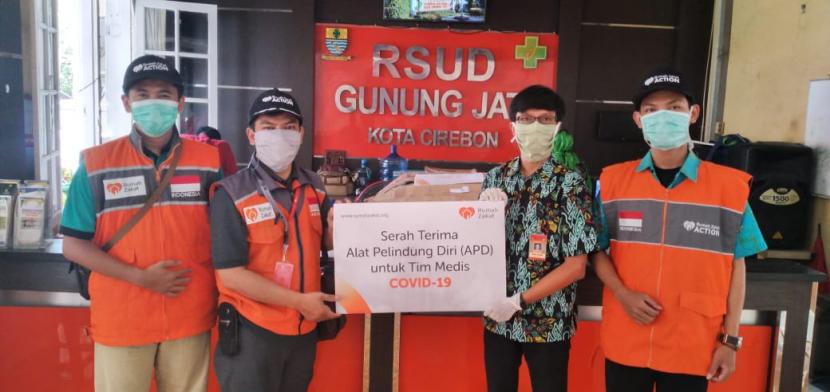 Rumah Zakat Cirebon bersama Relawan Nusantara Cirebon membantu tenaga medis dalam upaya pencegahan Corona Virus Disease (Covid- 19) di lingkungan RSUD Gunung Jati Kota Cirebon. Adapun bantuan yang diberikan  relawan tersebut berupa bantuan APD.