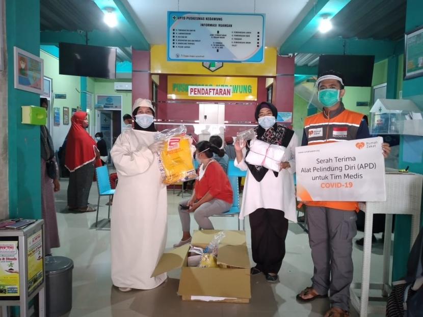 Rumah Zakat Cirebon bersama Relawan Nusantara Cirebon membantu tenaga medis dalam upaya pencegahan Corona Virus Disease (Covid- 19). Salah satunya dengan memberikan bantuan berupa Alat Pelindung Diri (APD).