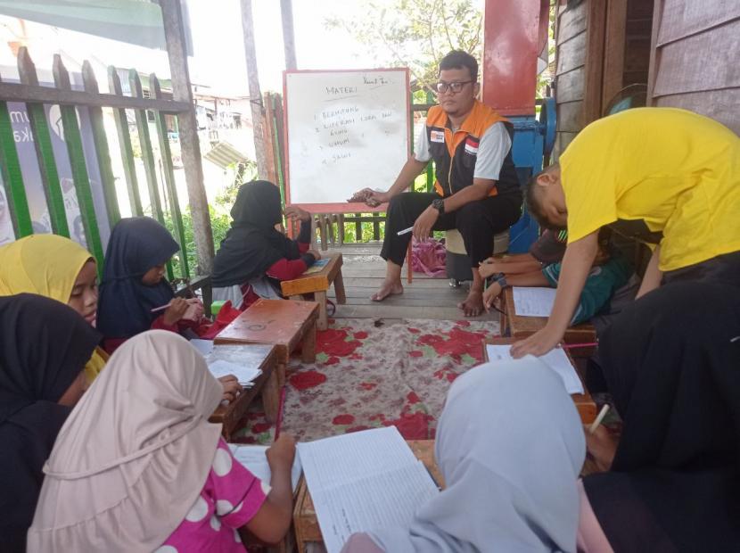 Rumah Zakat dalam meningkatkan literasi masyarakat di Desa Suka Maju adalah dengan mendirikan Rumah Belajar Juara (RBJ) di Desa Suka Maju. 