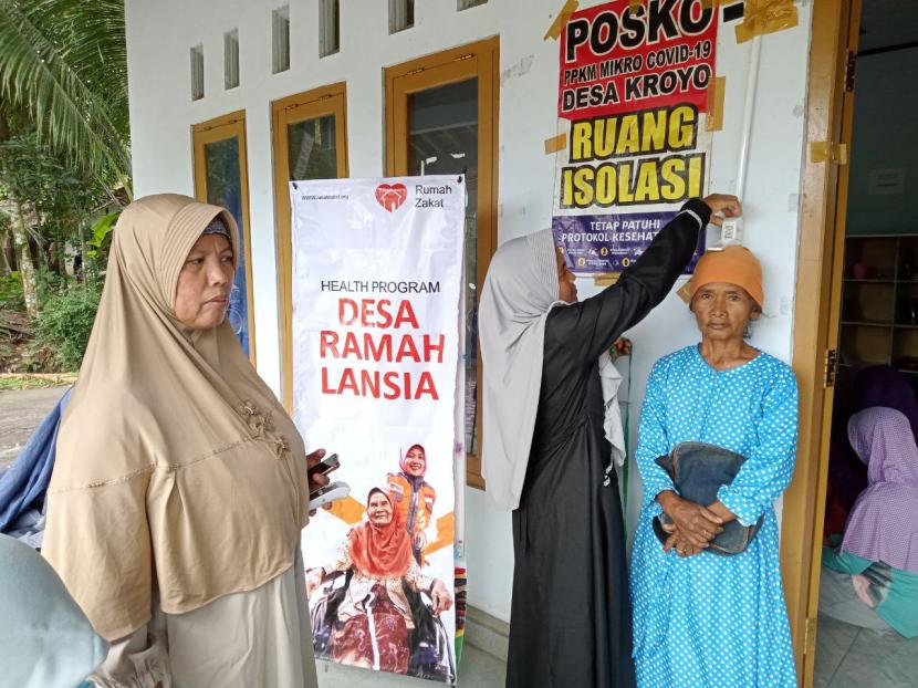 Rumah Zakat dan bidan desa bekerja sama melaksanakan program Ramah Lansia.