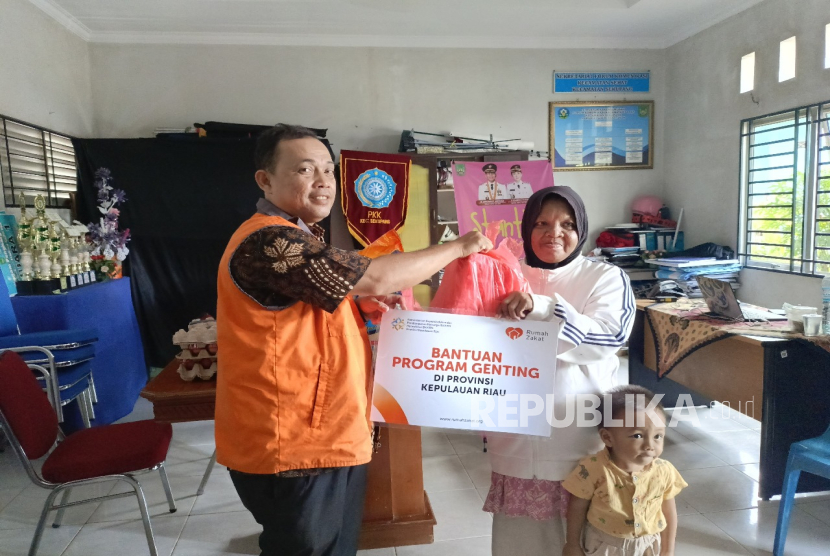 Rumah Zakat dan BKKBN bermitra dalam membagikan paket sembako kepada keluarga risiko stunting. 