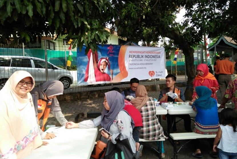 Rumah Zakat dan Cita Sehat menggelar kegiatan pemeriksaan metabolik tubuh gratis di salah satu lapangan di bilangan Jaka Permai Kota Bekasi, Jawa Barat.