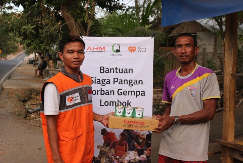 Rumah Zakat dan DKM Astra Honda Motor membantu meringankan kebutuhan pangan pada warga terdampak gempa Lombok. 
