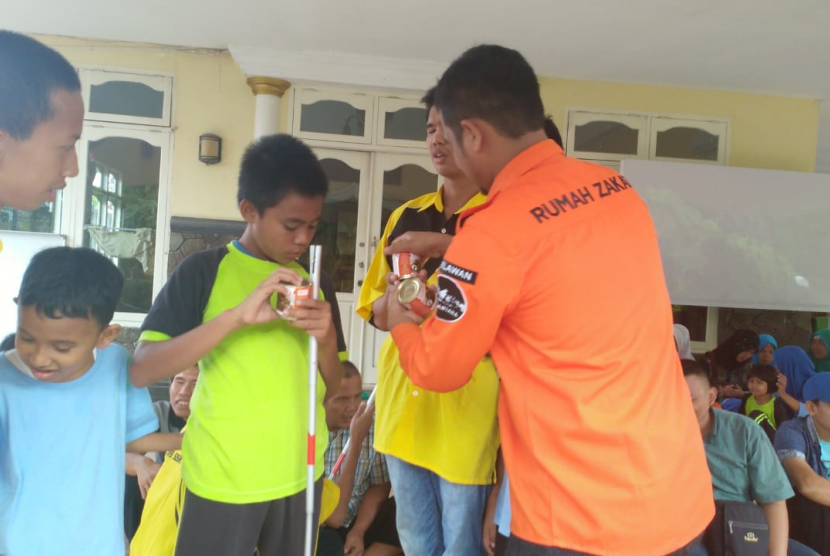 Rumah Zakat dan Ikatan Tuna Netra Muslim Indonesia (ITMI) Kota Palembang mengadakan jalan sehat rally tongkat bersama masyarakat umum Lorong Tanjung Jalan Sukabangun 1 Kec. Sukarami, Kota Palembang.
