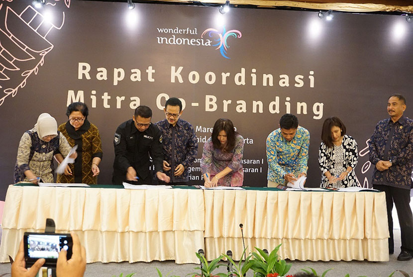 Rumah Zakat dan Kemenpar melakukan penandatanganan kerja sama lanjutan Program Rona Nusantara