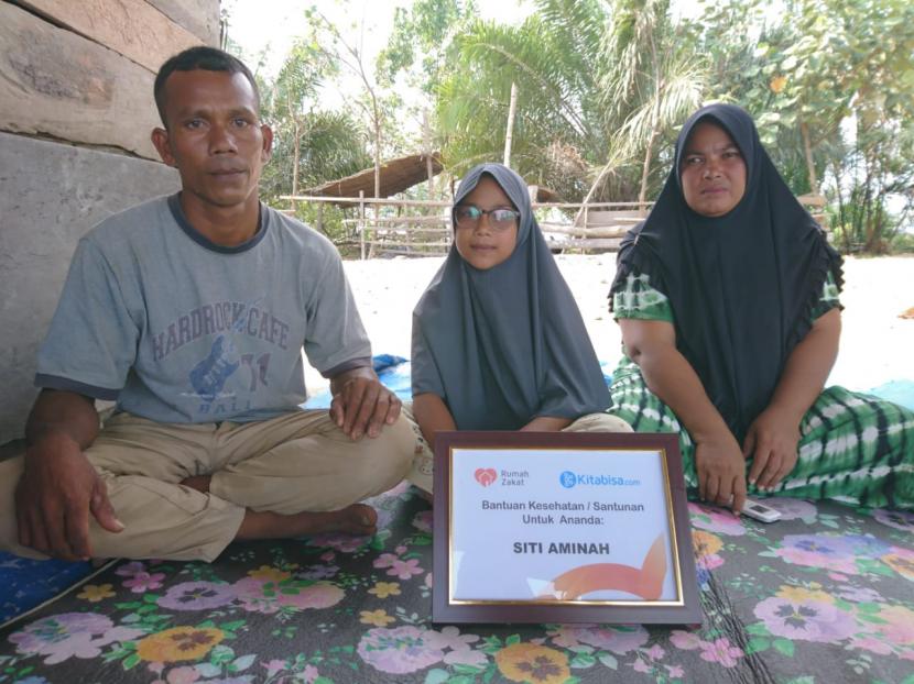 Rumah Zakat dan Kitabisa.com, melalui Cita Sehat Foundation menyalurkan bantuan kesehatan untuk  Siti Aminah penderita mata kiri tertusuk duri sawit, Jumat (10/4). 