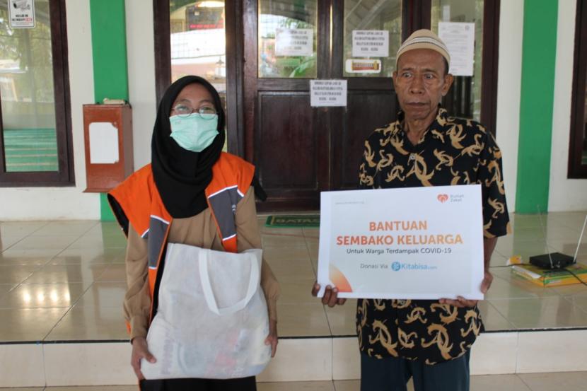 Rumah Zakat dan Kitabisa.com salurkan bantuan sembako di Bekasi.