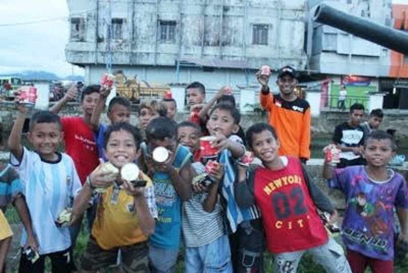 Rumah Zakat dan KJS Ambon membina anak-anak jalanan di pinggir pantai Losari.