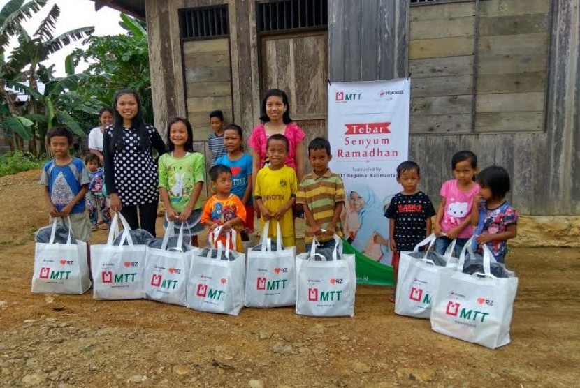 Rumah Zakat dan MTT Telkomsel berikan kado lebaran untuk yatim di pelosok Kalimantan.