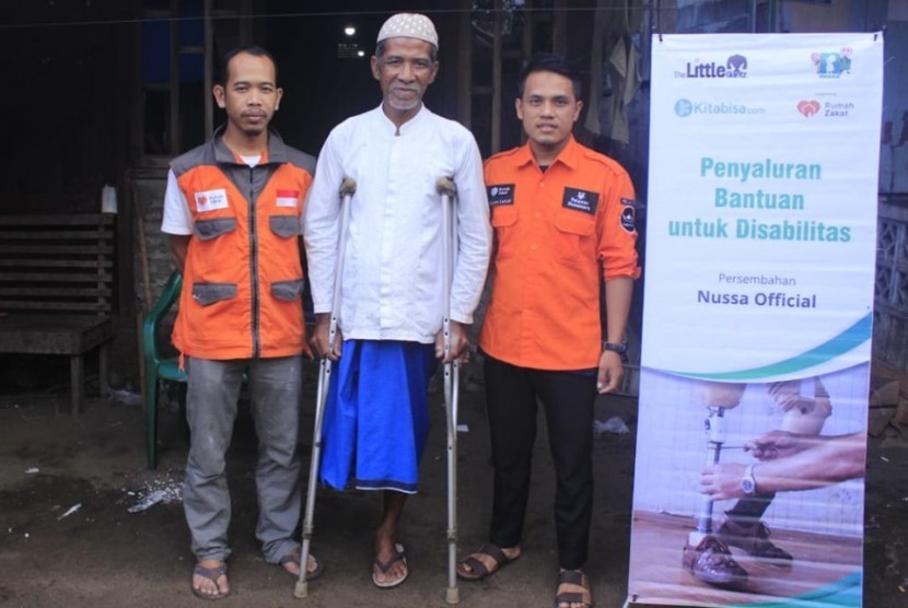 Rumah Zakat dan Nussa Official memberikan bantuan kaki palsu untuk Pak Jira.