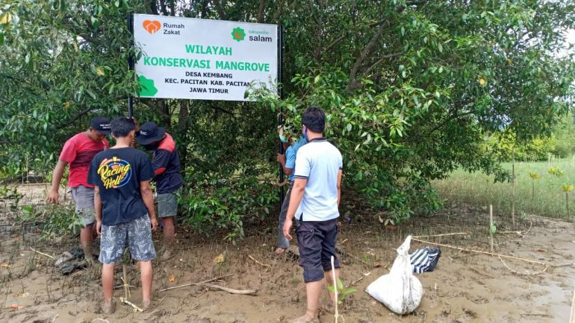 Rumah Zakat dan Pelanggan Tokopedia baru memberi bibit mangrove sejumlah 1.650 batang ditanam secara swadaya oleh masyarakat setempat.