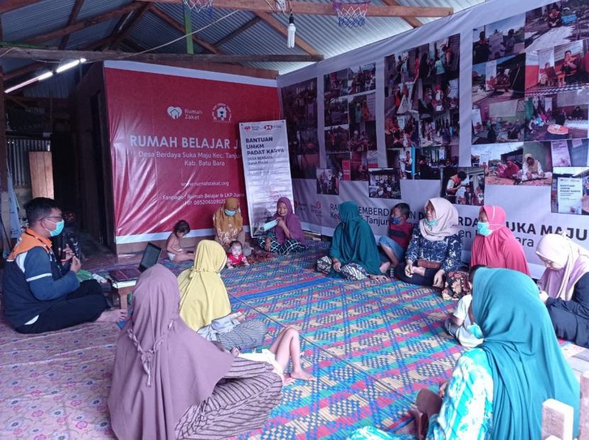 Rumah Zakat dan PT Bank HSBC Indonesia menggelar kegiatan edukasi kewirausahaan, beberapa waktu lalu. Kegiatan itu dilaksanakan di Rumah Belajar Juara Suka Maju dengan pemateri dari Relawan Rumah Zakat, Fauzi.