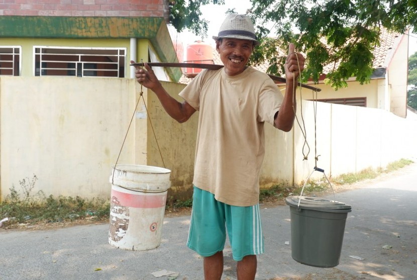 Rumah Zakat dan PT Relife Graha menyalurkan bantuan air bersih untuk masyarakat yang terdampak Kekeringan di Dukuh Tawangsari Desa Pendem Kecamatan Sumberlawang.