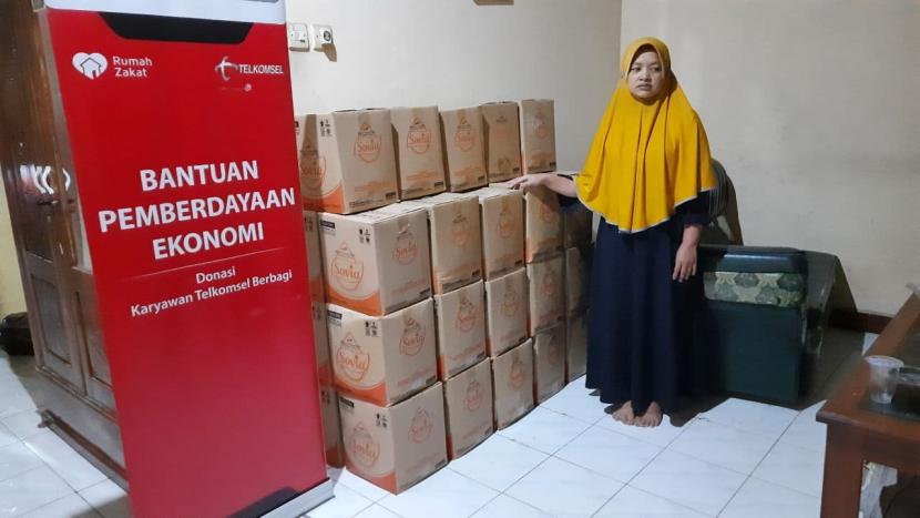 Rumah Zakat dan PT Telkomsel menyalurkan bantuan modal usaha kepada anggota BUMMas MJA di Desa Berdaya Bendorejo, Kecamatan Pogalan, Kabupaten Trenggalek, Jawa Timur pada Ahad (20/6).