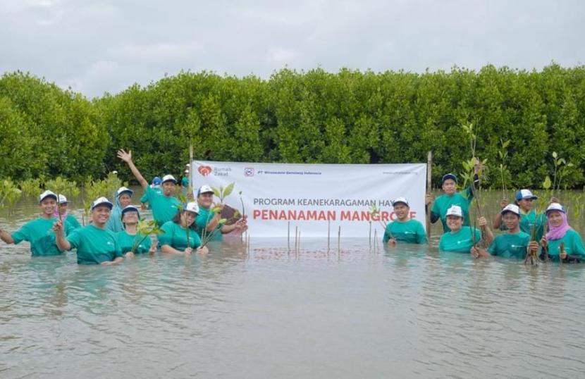 Rumah Zakat dan PT Wiraswasta Gemilang Indonesia lakukan aksi tanam mangrove di Kabupaten Bekasi, Jawa Barat.