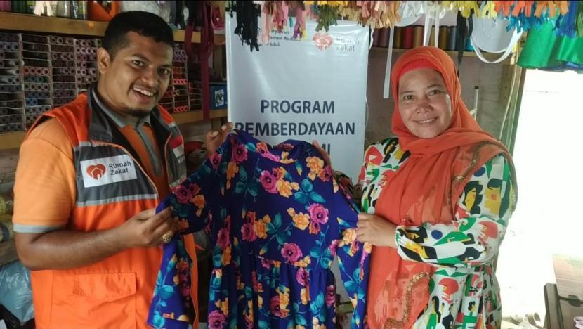 Rumah Zakat dan Semen Andalas Peduli lakukan pendampingan ekonomi kepada pelaku usaha UMKM di empat desa.