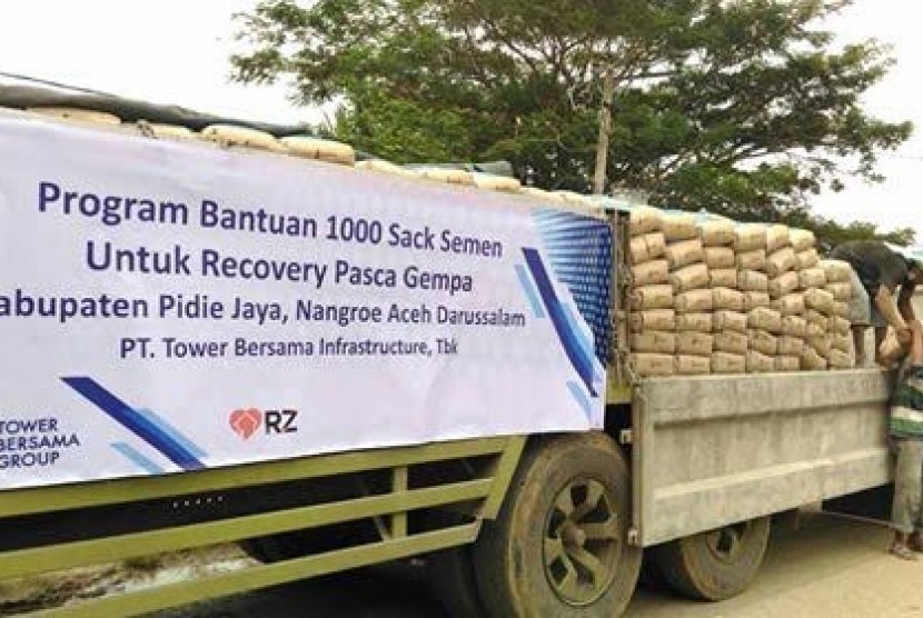 Rumah Zakat dan TBG membantu seribu sak semen untuk pembangunan kembali rumah korban gempa di Aceh.