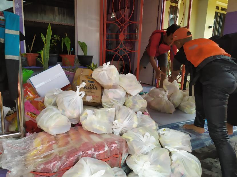 Rumah Zakat dan Telkomsel menyalurkan bantuan kepada masyarakat yang terdampak banjir berupa 100 paket sembako yang terdiri dari beras, indomie, dan minyak goreng. 
