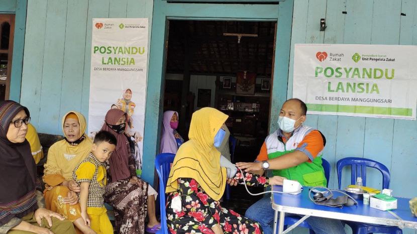Rumah Zakat dan UPZ PermataBank Syariah mengadakan kegiatan Posyandu Lansia di Desa Berdaya Manggungsari, Kabupaten Kendal. 