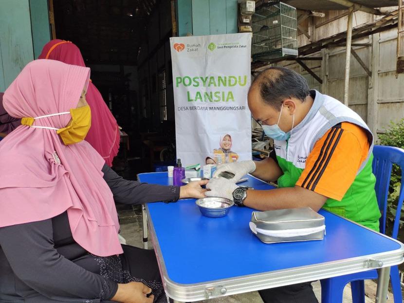 Rumah Zakat dan UPZ permatabank Syariah menggelar program ramah lansia yang memberikan pengobatan gratis bagi Lansia 