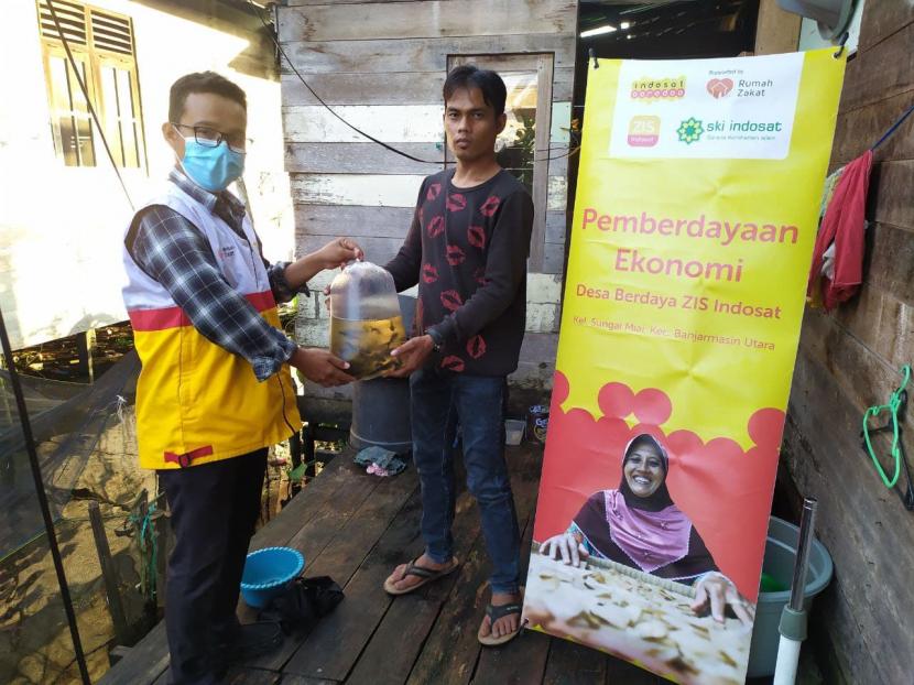 Rumah Zakat dan ZIS Indosat menyalurkan bantuan pakan dan bibit ikan kepada Penerima Manfaat di Desa Berdaya Sungai Miai, Banjarmasin Senin (19/4) sore. Sebanyak 400 ekor bibit ikan Patin disalurkan kepada Ahmad Mujahid selaku penerima manfaat.
