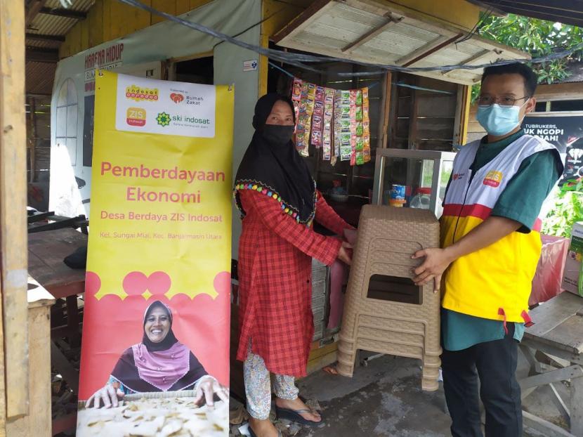  Rumah Zakat dan ZIS Indosat menyalurkan bantuan Sarana dan Modal Usaha kepada Penerima Manfaat yang ada di desa berdaya Sungai Miai, Banjarmasin.