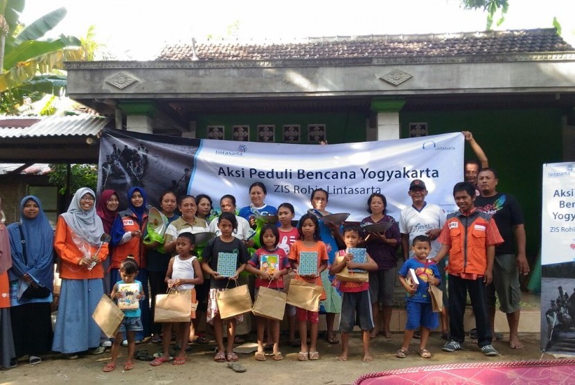 Rumah Zakat dan ZIS Rohis Lintasarta emmberikan bantuan untuk korban banjir Yogyakarta.