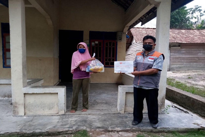 Rumah Zakat dengan sigap memberikan program bantuan sembako bagi warga terdampak  Covid-19 di Desa Berdaya Nusa serasan, Kecamatan Sungai Lilin, Kabupaten Musi Banyuasin.