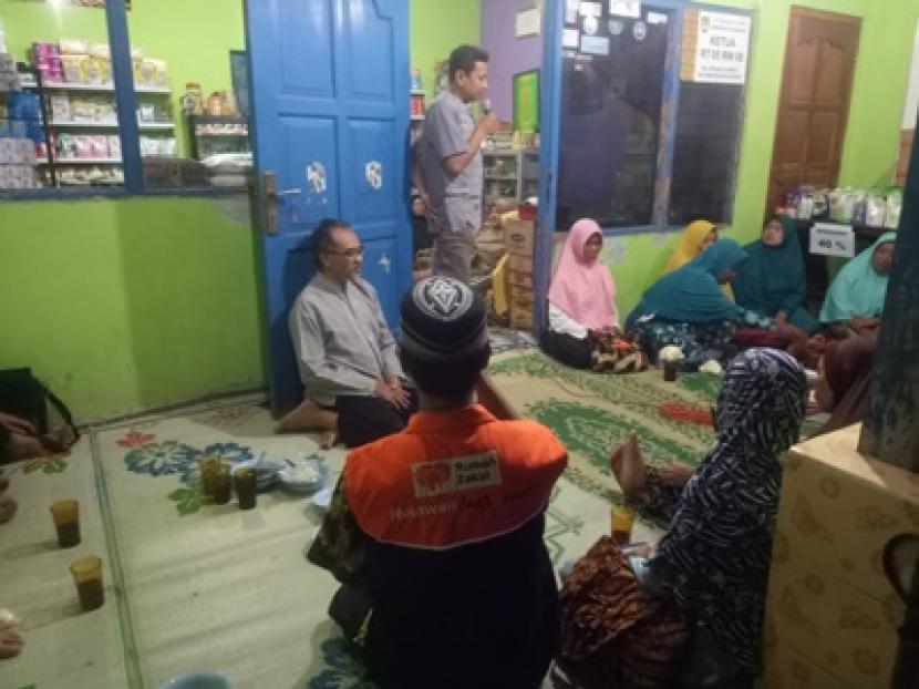 Rumah Zakat Desa Berdaya Sumber Surakarta mengundang dr. Wahyu Dwi Atmoko dari RSUD Moewardi Surakarta untuk mengedukasi warga.(Rumah Zakat)