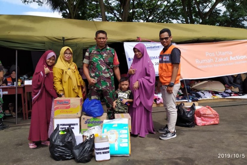 Rumah Zakat distribusikan bantuan kemanusian di Posko Rindam XVII Cenderawasih, Kota Sentani.