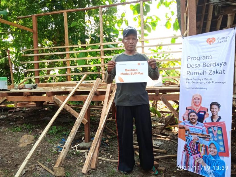 Rumah Zakat dukung pembuatan kandang untuk kelompok ternak di desa berdaya.