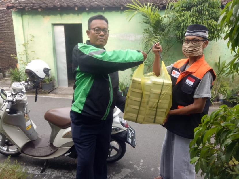 Rumah Zakat gandeng ojol, untuk menyalurkan bantuan BMK kepada warga yang membutuhkan.