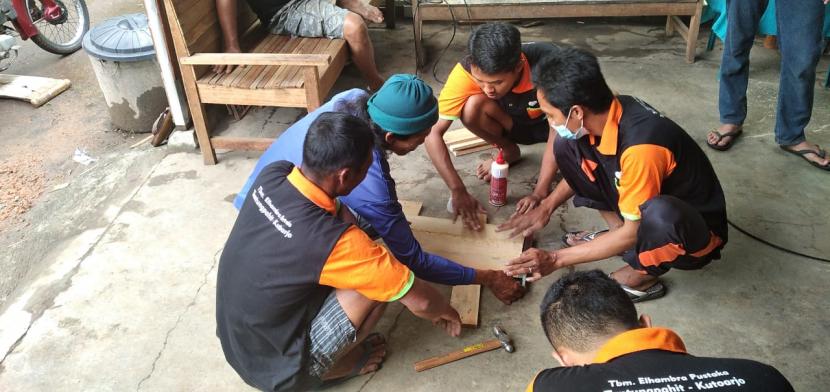 Rumah Zakat gelar pelatihan pembuatan kerajinan kayu untuk warga desa berdaya.